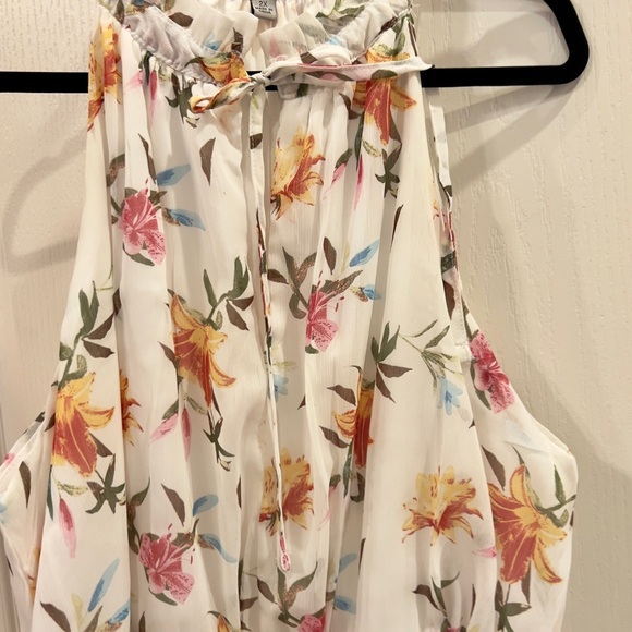 J for Justify Ruffled Neck with fabric ribbon closure. Sleeveless floral Size 2X - Picture 2 of 4